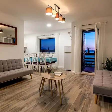 Apartment Coastal Charm Duplex Trogir